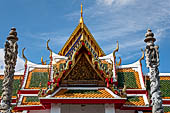 Bangkok Wat Arun - Enclosure wall of the ubosot, the second entrace gate guarded by two stone pillars with entwined dragons. 